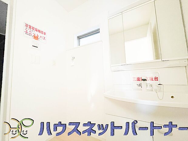 洗面室のある脱衣所は広々。脱いだお洋服をそのままお洗濯。