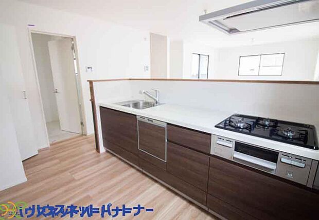 三口コンロで料理の幅を拡げてくれる使いやすいシステムキッチンを採用。洗い場も大きいので野菜や食器を洗ったりする際にも捗り、奥様の強い味方となってくれるはずです。