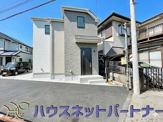 街に溶け合う美しい景観と、採光や風通しを考えて設計された間取り。近隣の視線を考え調整した窓位置など、外観だけでなく、住まうご家族の心地よさを最優先しました。