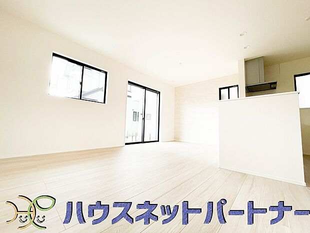 忙しい朝でも家族揃って食事をして頂ける、ゆとりある大きさのダイニングスペース。奥様の手料理をカウンター越しに受けとって頂き、テーブルで囲む素敵な時間を存分にお愉しみ下さい。