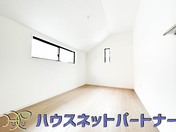 来訪者の様子を室内TVモニターでチェック。対応したくないセールスを断りやすく、子どもに留守番をさせるときも安心。不在時の来訪者を録画でき、犯罪抑止効果も期待できます。