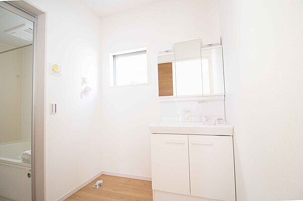 大きく見やすい三面鏡で清潔感ある洗面台は、身だしなみチェックや肌のお手入れに最適です。何かと物が増える場所だからこそ、スッキリと見映えの良い空間に拵えました。