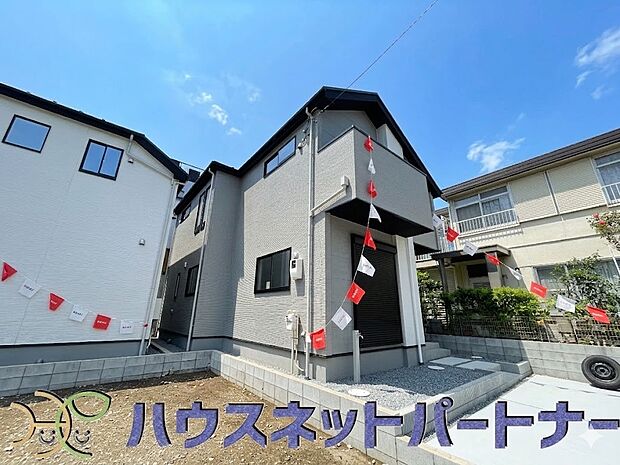街に溶け合う美しい景観と、採光や風通しを考えて設計された間取り。近隣の視線を考え調整した窓位置など、外観だけでなく、住まうご家族の心地よさを最優先しました。