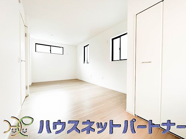 独立性を高めたお部屋。たっぷりの収納も配備しており、片付いた空間を現実出来そう。陽光も降り注ぐ明るく開放的な空間が魅力的。