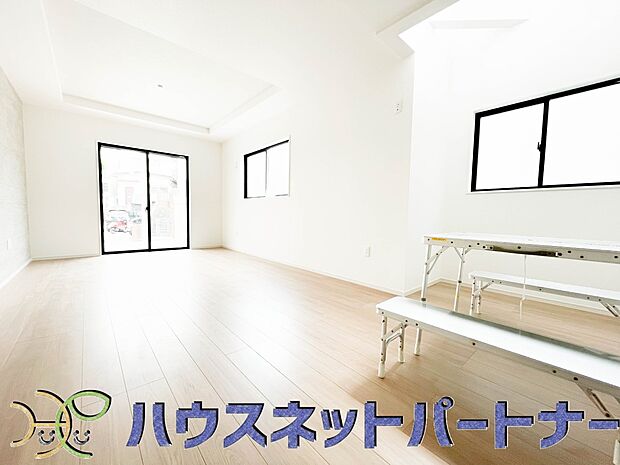 明るく開放的なダイニング。家族とのコミュニケーションが取りやすく、みんなの笑顔が溢れます