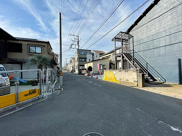 前面道路の日当たりの良い明るいお家。