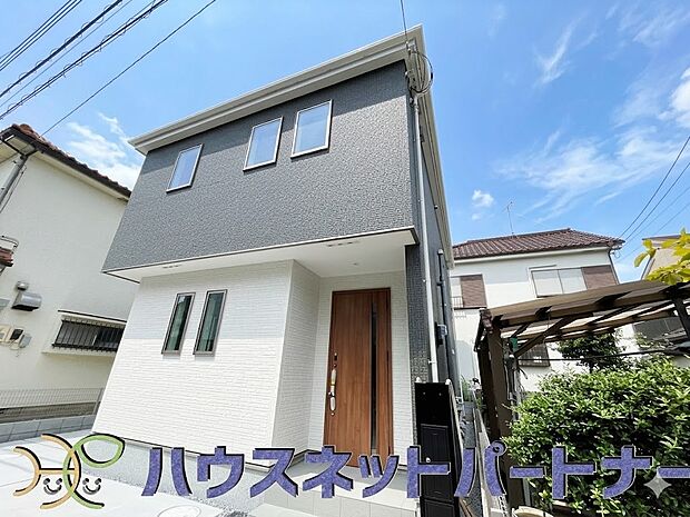 玄関の扉を開けるとそこは家族の待つお家。笑い声が聞こえてきそう。