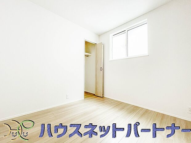 明るい窓のあるお部屋は子供部屋にぴったり。可愛い家具で素敵なお部屋に。