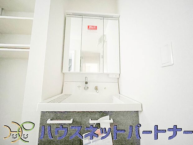 大きく見やすい三面鏡で清潔感ある洗面台は、身だしなみチェックや肌のお手入れに最適です。何かと物が増える場所だからこそ、スッキリと見映えの良い空間に拵えました。