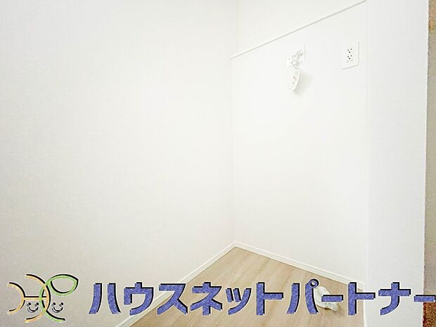 毎日使う洗濯機。しっかりと奥行きのある置き場が確保されています。