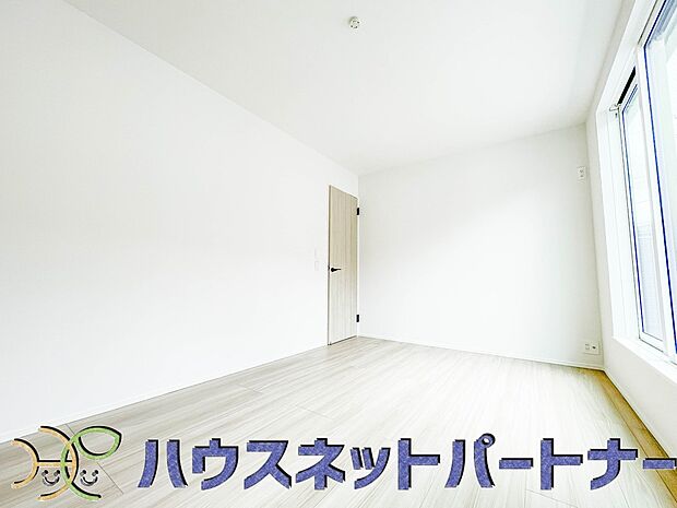 独立性を高めたお部屋。たっぷりの収納も配備しており、片付いた空間を現実出来そう。陽光も降り注ぐ明るく開放的な空間が魅力的。