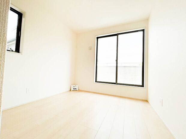 明るい窓のあるお部屋は子供部屋にぴったり。可愛い家具で素敵なお部屋に。