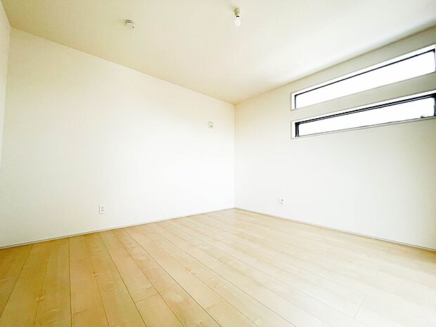 独立性を高めたお部屋。たっぷりの収納も配備しており、片付いた空間を現実出来そう。陽光も降り注ぐ明るく開放的な空間が魅力的。