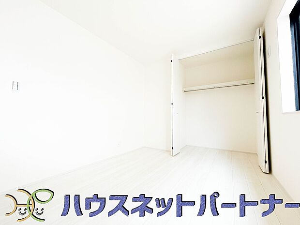 壁面クローゼットのメリットは、衣類が横一列に並ぶためひと目で洋服が選びやすいこと。衣類をたくさんお持ちの方も、限られたスペース内に無理なく収納することができます。
