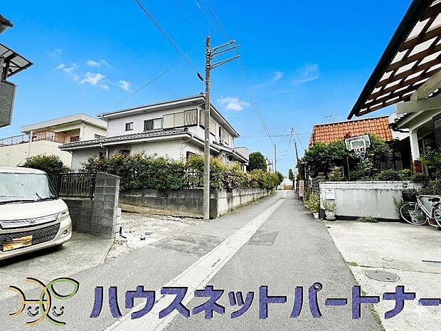 前面道路でお車を駐車するのも楽々。