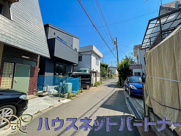 前面道路の日当たりの良い明るいお家。