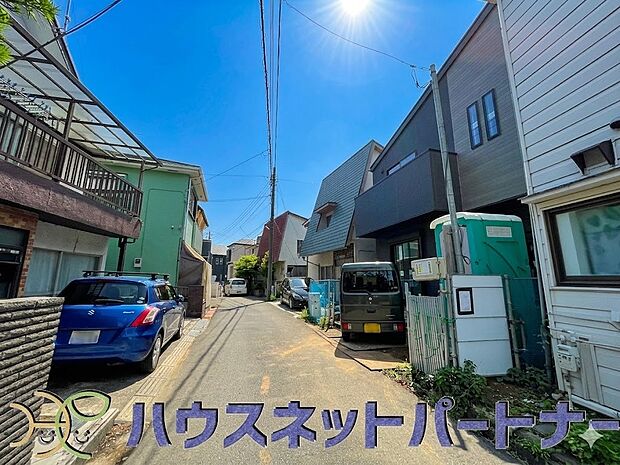 前面道路でお車を駐車するのも楽々。