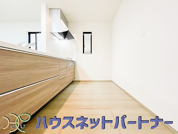 カウンターキッチンは広くて収納力もあるので、快適に料理をすることができます。食器や炊事用具を手の届くところに配置しやすいため調理もスピーディーです。