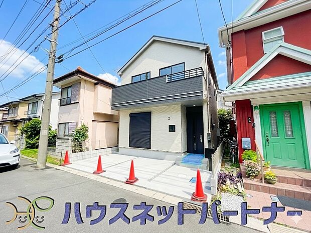 街に溶け合う美しい景観と、採光や風通しを考えて設計された間取り。近隣の視線を考え調整した窓位置など、外観だけでなく、住まうご家族の心地よさを最優先しました。