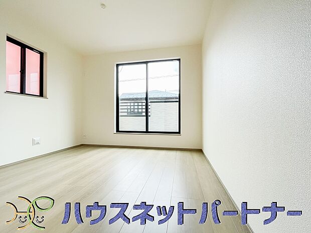 柔らかな日差しが入る洋室は落ち着いた雰囲気のお部屋です。ベッドを置いてゆったりと心も体も休まるお部屋へ。