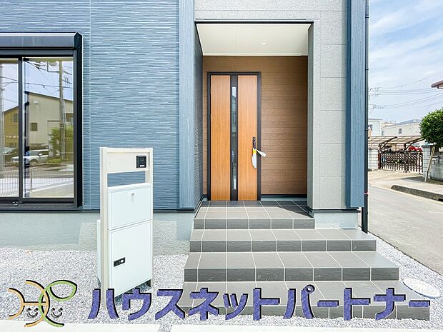 玄関の扉を開けるとそこは家族の待つお家。笑い声が聞こえてきそう。