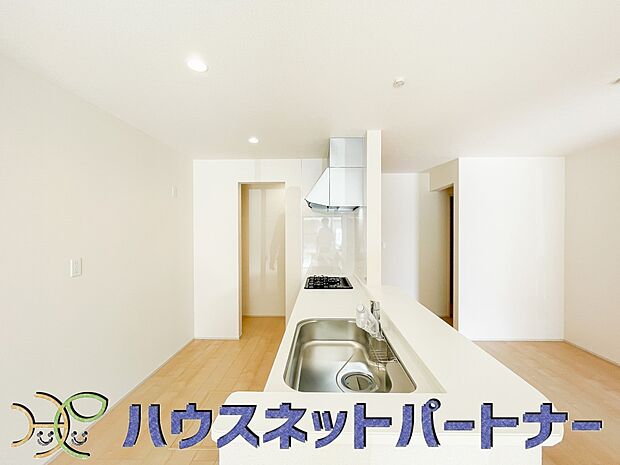 家族の様子を見ながらキッチンでお料理。一日の出来事を会話しながらの家事は嬉しいコミュニケーション。