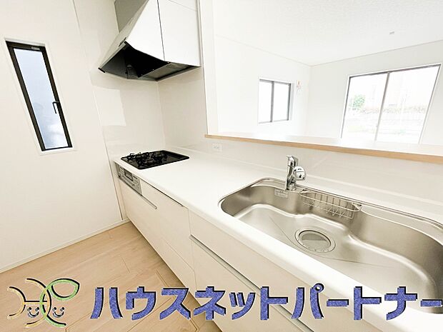 カウンターキッチンなら、リビングで遊ぶ子供の様子を見ながら料理ができるので安心です。料理を運んでもらったり、子供にお手伝いしてもらいやすいのもいいですね♪