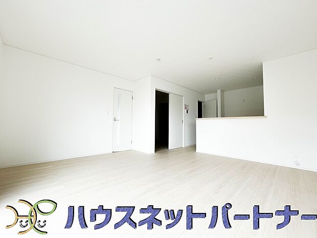 明るく開放的なダイニング。家族とのコミュニケーションが取りやすく、みんなの笑顔が溢れます