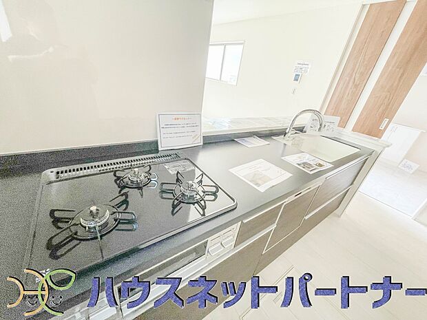 三口コンロで料理の幅を拡げてくれる使いやすいシステムキッチンを採用。洗い場も大きいので野菜や食器を洗ったりする際にも捗り、奥様の強い味方となってくれるはずです。