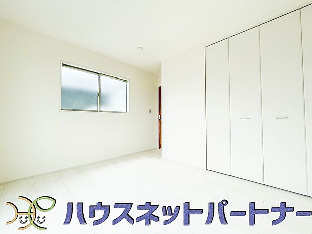 壁面クローゼットのメリットは、衣類が横一列に並ぶためひと目で洋服が選びやすいこと。衣類をたくさんお持ちの方も、限られたスペース内に無理なく収納することができます。