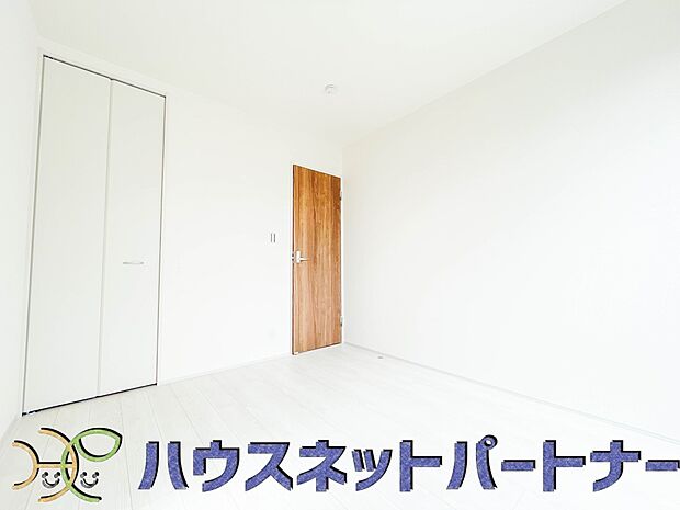 来訪者の様子を室内TVモニターでチェック。対応したくないセールスを断りやすく、子どもに留守番をさせるときも安心。不在時の来訪者を録画でき、犯罪抑止効果も期待できます。