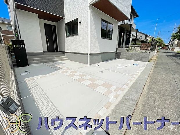 駐車場がある戸建を持つ最大のメリットは、駐車場代金を支払い続ける必要がないことです。賃貸住宅に住んでいる方が、戸建の購入を考えるきっかけに挙げることが多いようです。
