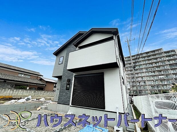 玄関の扉を開けるとそこは家族の待つお家。笑い声が聞こえてきそう。