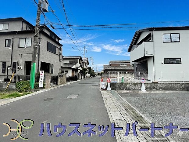 前面道路でお車を駐車するのも楽々。