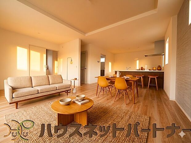 明るく開放的なダイニング。家具等の画像はイメージです