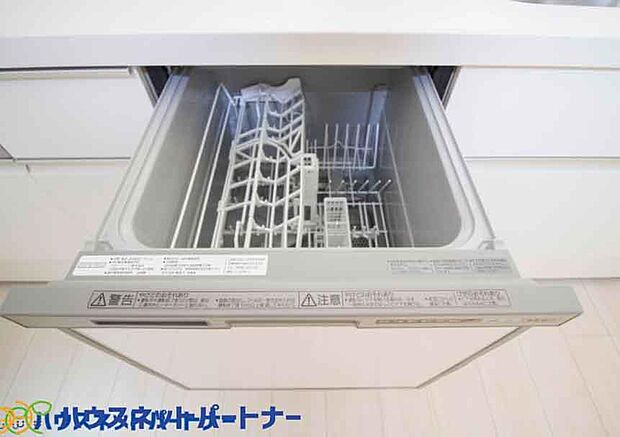 食器洗いのわずらわしさから開放してくれる嬉しい設備。後片付けの手間を減らし奥様の時間を有効活用できます。お湯と洗剤を使う機会が少なくなるため、手荒れ防止にも。