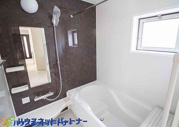 冬場にはヒヤッとしないように暖房機能、梅雨の時期には乾燥等、機能的で清潔感溢れる浴室。快適・清潔な空間で心も体もオフになる時間を楽しむことが可能です。