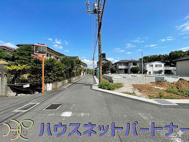 前面道路でお車を駐車するのも楽々。