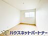 子供部屋：明るい窓のあるお部屋は子供部屋にぴったり。可愛い家具で素敵なお部屋に。