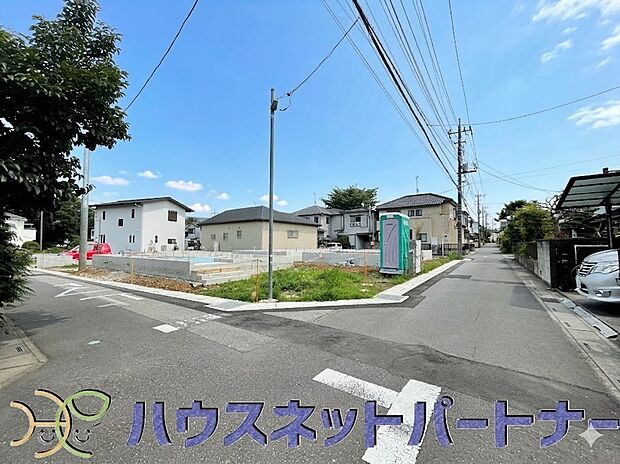 前面道路の日当たりの良い明るいお家。