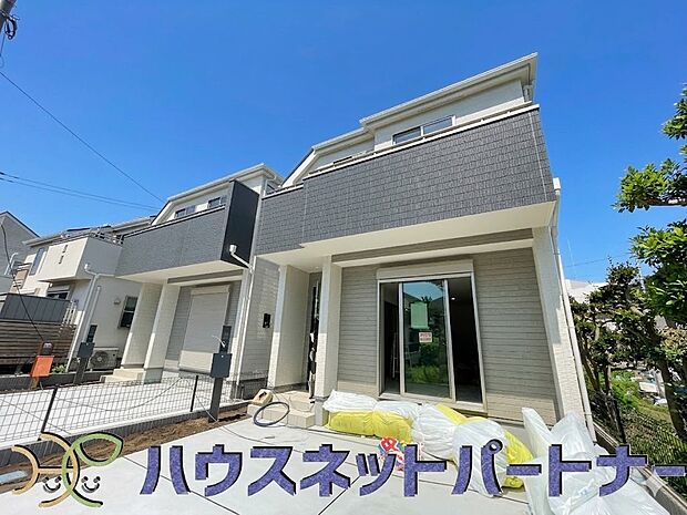 玄関の扉を開けるとそこは家族の待つお家。笑い声が聞こえてきそう。