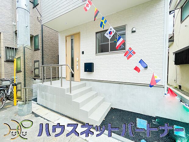 玄関の扉を開けるとそこは家族の待つお家。笑い声が聞こえてきそう。