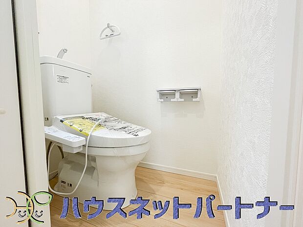 快適な生活を送るための必須アイテムとなった洗浄機能付トイレ。おしり洗浄、ビデ洗浄、暖房便座の3つの機能を標準装備しています。