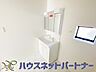 室内：洗面室のある脱衣所は広々。脱いだお洋服をそのままお洗濯。