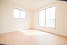 子供部屋：明るい窓のあるお部屋は子供部屋にぴったり。可愛い家具で素敵なお部屋に。