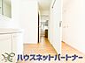 室内：毎日使う洗濯機。しっかりと奥行きのある置き場が確保されています。