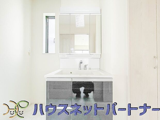 大きく見やすい三面鏡で清潔感ある洗面台は、身だしなみチェックや肌のお手入れに最適です。何かと物が増える場所だからこそ、スッキリと見映えの良い空間に拵えました。