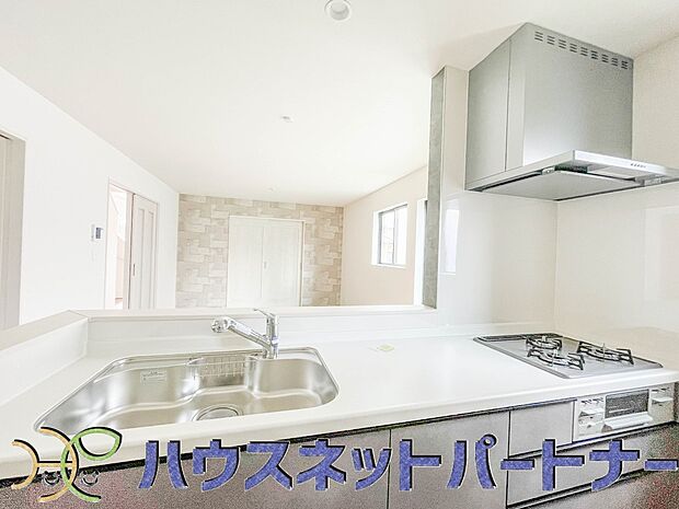 カウンターキッチンなら、リビングで遊ぶ子供の様子を見ながら料理ができるので安心です。料理を運んでもらったり、子供にお手伝いしてもらいやすいのもいいですね♪