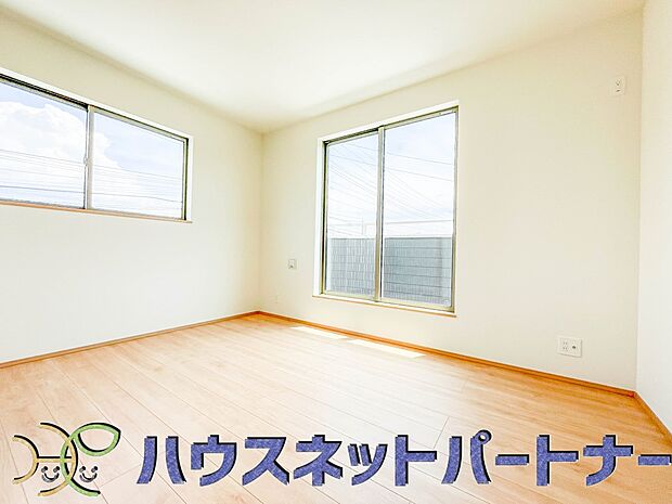 太陽の光がお部屋を照らしてくれます。こんな朝を迎えると今日一日を頑張ろうと思えてきますよね。