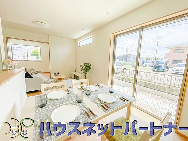 忙しい朝でも家族揃って食事をして頂ける、ゆとりある大きさのダイニングスペース。奥様の手料理をカウンター越しに受けとって頂き、テーブルで囲む素敵な時間を存分にお愉しみ下さい。